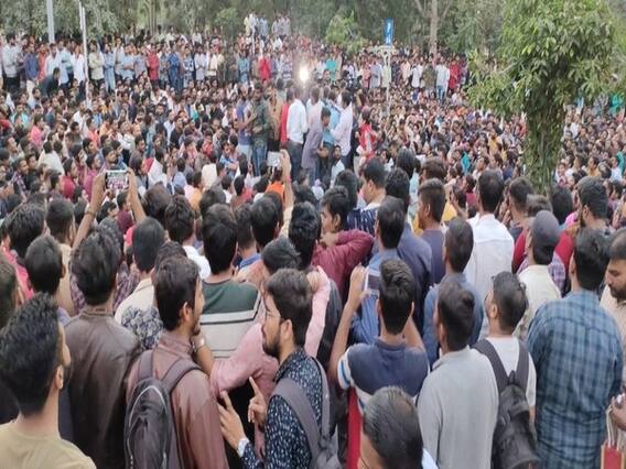 પરીક્ષાર્થીઓના પ્રતિનિધિઓને કલેક્ટર કચેરીમાં લાવવામાં આવ્યા, બેઠક શરૂ, જુઓ વીડિયો