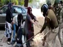 Jamia Protest: देखिए पुलिस ने किस तरह छात्रों पर बरसाये लाठी-डंडे