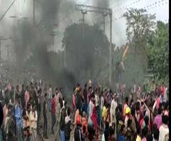 মালদার হরিশ্চন্দ্রপুরে রেললাইনে টায়ার জ্বালিয়ে বিক্ষোভ, ঘটনাস্থলে বিশাল পুলিশ বাহিনী