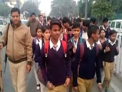 स्कूल में छुट्टी के लिए दो छात्रों ने किया फर्जीवाड़ा, साथियों ने कान पकड़कर माफी मांगी तो मिली जमानत