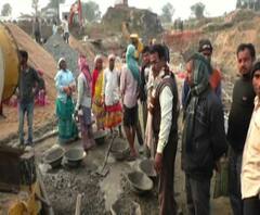 Reporter Stories: নিম্নমানের কাজের অভিযোগ, বাঁকুড়ায় দ্বারকেশ্বর নদীর ওপর সেতু তৈরি বন্ধ করলেন স্থানীয়রা