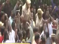 Hyderabad Encounter: People lift police officials on shoulders to express happiness