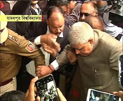 যাদবপুরে ছাত্র বিক্ষোভের মুখে রাজ্যপাল, পড়ুয়াদের প্রশ্ন সামলালেন, শুনতে হল গো ব্যাক স্লোগান