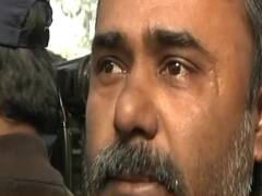 Delhi Filmistan fire: बदहवास होकर परिजनों की कर रहे तलाश, नहीं थम रहे आंसू