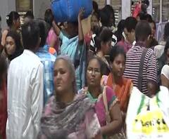 Local Train Safety | कर भरुनही लोंबकळत प्रवास करण्याची वेळ का येते? लोकलमधून तरुणी पडल्याची आणखी एक घटना 