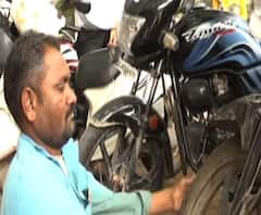 Special Story | अपंग झाल्यावर खचले नाहीत, गॅरेजवर काम करत स्वावलंबी जीवन जगणारे आरिफ मुल्ला | सोलापूर | ABP Majha