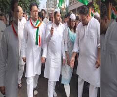 Congress | काँग्रेसच्या शांती मोर्चात वर्षा गायकवाड यांच्या पायात विश्वजीत कदमांचे बूट | ABP Majha 