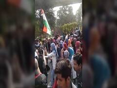 Anti-CAA Protest: Jamia Millia Islamia में छात्रों का विरोध प्रदर्शन जारी
