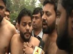 CAA protests: बिना शर्ट के धरने पर बैठे JMI के कई छात्र