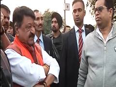 CAA विरोध के दौरान भीड़ ने Kailash Vijaywargiya को घेरा, देखिए फिर क्या हुआ?
