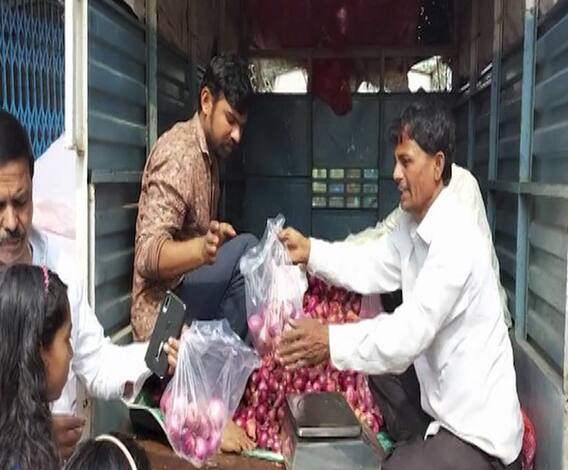 Sharad pawar Birhday | आकुर्डीत राष्ट्रवादीकडून 80 पैसे प्रति किलो कांदा विक्री | ABP Majha