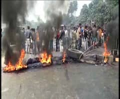 নাগরিকপঞ্জী ও নাগরিকত্ব সংশোধনী আইনের প্রতিবাদ,কোনা এক্সপ্রেসওয়েতে টায়ার জ্বালিয়ে অবরোধ, পরপর বাসে ভাঙচুর-আগুন, পুলিশকে লক্ষ্য করে পাথরবৃষ্টি, লাঠিচার্জ, সঙ্গে আরও খবর ফটাফট 