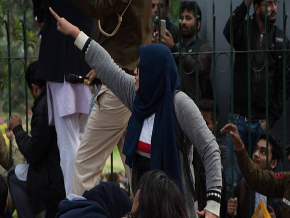 CAA Protest: जामिया में हुए बवाल पर दिल्ली पुलिस ने दो FIR दर्ज की