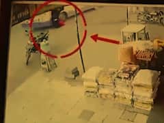 રાજકોટઃ ચાલુ બસમાંથી નીચે ઉતરવા જતાં યુવતી નીચે પટકાઇ, જુઓ વીડિયો