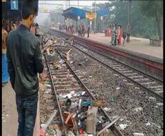 নাগরিকত্ব সংশোধনীর প্রতিবাদে উত্তাল রাজ্য, রেল ও জাতীয় সড়ক অবরোধ, শিয়ালদা-হাসনাবাদ শাখায় বন্ধ ট্রেন