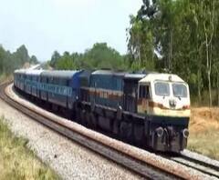 Railway Ticket Fare | नववर्षाच्या तोंडावर रेल्वेकडून भाडेवाडीला मंजुरी, मुंबईकरांना मात्र दिलासा | ABP Majha