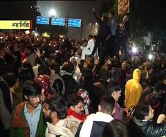 অগ্নিগর্ভ দিল্লি, পুলিশকে লক্ষ্য করে পাথর, আটক ৫০ পড়ুয়া, পরে মুক্তি 