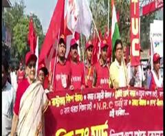 Reporter Stories: দশটি কেন্দ্রীয় সংগঠনের ডাকা লং মার্চের আজ অষ্টম দিন, যাত্রা শুরু হল মেমারি থানার সামনে থেকে