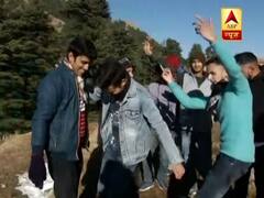 Uttarakhand के Surkanda में बर्फबारी देखने पहुंचे सैलानी, नाच कर मनाया जश्न