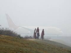 Delhi-NCR में कड़ाके की ठंड, कोहरे की वजह से विमान-रेल सेवा प्रभावित, प्रदूषण भी बढ़ा | नमस्ते भारत