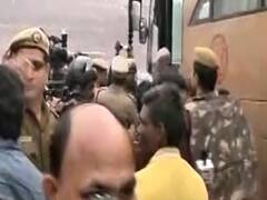 Lucknow में CAA विरोध के नाम पर भीड़ ने मचाया उत्पात, मीडिया पर भी की गई पत्थरबाजी