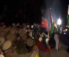 Unnao Case | उन्नाव बलात्कार पीडितेच्या मृत्यूनंतर दिल्लीत संतापाची लाट, इंडिया गेटवर आंदोलक पोलीस आमने-सामने 