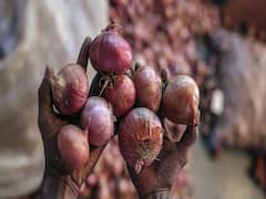 JAP leader Pappu Yadav sells onion for Rs 35 per kg in Patna as a protest against govt
