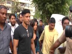 CAA के विरोध में Farhan Akhtar शामिल, गर्लफ्रेंड Shibani Dandekar के साथ अगस्त क्रांति मैदान पहुंचे