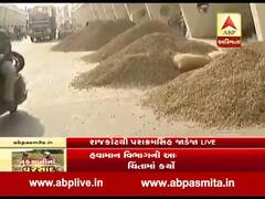 વરસાદની આગાહી છતાં પણ રાજકોટ માર્કેટિંગ યાર્ડમાં ખુલ્લામાં પડી છે મગફળી, જુઓ વીડિયો