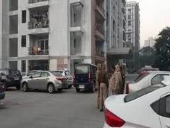 गाजियाबाद में दिल दहलाने वाली घटना, दो बच्चों की हत्या कर शख्स ने पत्नी और महिला मैनेजर संग 8वीं मंजिल से लगाई छलांग