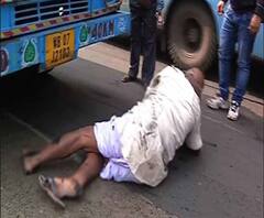 মানিকতলায় বাসের ধাক্কায় আহত বৃদ্ধ