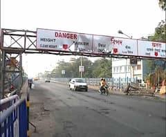 Reporter Stories: টালা ব্রিজে বেপরোয়া লরির ধাক্কায় ক্ষতিগ্রস্থ হাইটবার, আটক লরি ও চালক