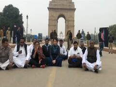 Jamia Protest और CAA को लेकर इंडिया गेट पर धरने पर बैठीं Priyanka Gandhi
