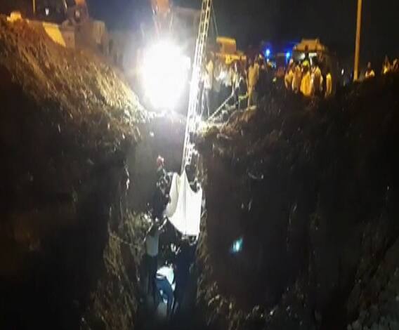 Pimpri Accident | बघ्यांचा आततायीपणा जीवावर, अग्निशमन दलाच्या जवानासह एका कामगाराचा मृत्यू | ABP Majha