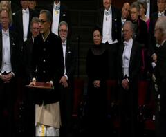 নোবেল প্রদান অনুষ্ঠানে ধুতি-পাঞ্জাবির বাঙালি সাজে অভিজিত্‍, শাড়ি পরে মঞ্চে এস্থার, দেখুন হেডলাইনস