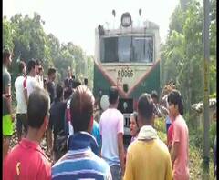 ট্রেনে কাটা পড়ে দাদু ও নাতনির মৃত্যুর প্রতিবাদে দমদম-বেলঘরিয়ার মাঝে অবরোধ, প্রতিবাদ করায় যাত্রীদের মারধরের অভিযোগ