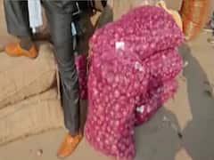 कहीं 200 रुपए तो कहीं 165 रुपए किलो बिक रहा है प्याज