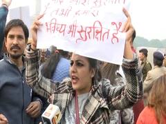 रेप कांड के विरोध में संसद के सामने आम लोगों का प्रदर्शन, लगाए 'रेप से आजादी' के नारे