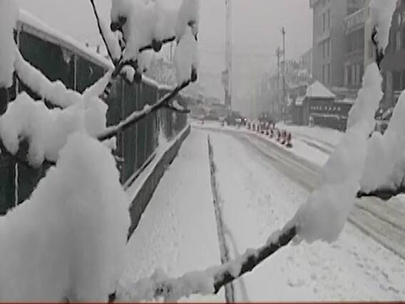 ठंड से ठिठुर रहा कश्मीर, डल झील का पानी बना बर्फ