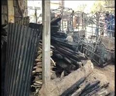 Reporter Stories: সিউরির সুভাষপল্লিতে কাঠগোলায় আগুন, ভস্মীভূত পাশে দাঁড়িয়ে থাকা টোটো-বাইকও