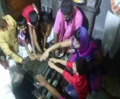 Alandi | माऊलींच्या समाधीवर आता अभिषेक नाही, समाधीची झीज रोखण्यासाठी विश्वस्तांचा निर्णय | ABP Majha 