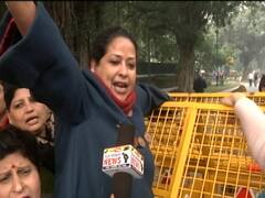 Amit Shah के घर के बाहर Sharmistha Mukherjee का विरोध प्रदर्शन, CAA को बताया संविधान विरोधी