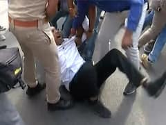 અમદાવાદમાં NSUIના બિન સચિવાલય પરીક્ષા રદ કરવાની માંગ સાથે વિરોધ, પોલીસે કરી અટકાયત