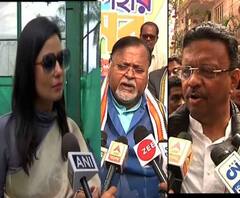 নাগরিকত্ব সংশোধনীর প্রতিবাদ: 'বিশৃঙ্খলা ঘটালে বিজেপির হাত শক্ত হবে', মন্তব্য ফিরহাদের, ‘আগুন জ্বালানোই ওদের কাজ’, বিজেপিকে তোপ মহুয়ার, 'মানুষের ক্ষোভ সবসময় নিয়ন্ত্রণ করা য়ায় না', মত পার্থর