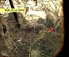 দঃ শহরতলির আক্রা স্টেশনে আগুন, ট্রেন ভাঙচুর, রেল অবরোধ, পুলিশকে লক্ষ্য করে ইটবৃষ্টি, পাল্টা লাঠিচার্জ, কাঁদানে গ্যাস