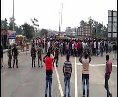 মালদার বৈষ্ণবনগরে ৩৪ নম্বর জাতীয় সড়কের টোল প্লাজায় হামলার চেষ্টা, পুলিশের লাঠিচার্জ