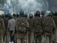 Jamia Protest: 'दिल्ली पुलिस ने बस में लगाई थी आग?'- जानिए कितना सच है ये दावा