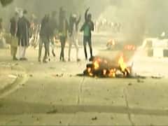 Police use teargas to disperse CAA protesters in Lucknow | Bharat Ki Baat