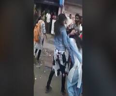 College Girl Fighting | कॉलेज विद्यार्थिनींमध्ये सिनेस्टाईल हाणामारी | ABP Majha