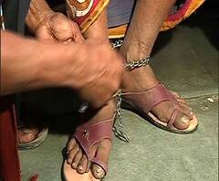 Reporter Stories: মানসিক ভারসাম্যহীন রোগীকে শিকল দিয়ে বেঁধে দিনভর হাসপাতালে চিকিৎসার ব্যবস্থা করল পরিবার